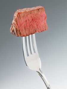 steak de boeuf sur une fourchette